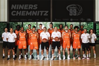 Niners und Chemcats präsentieren sich ihren Fans - Die Niners Chemnitz in der Saison 2023/24. Von links: Athletiktrainer Marko Stanojevic, Video-Coach David Gibson, Aher Uguak, DeAndre Lansdowne, Brendan Bailey, Kaza Kajami-Keane, Benjamin Koppke, Co-Trainer Gjorgji Kochov, Jonas Richter, Cheftrainer Rodrigo Pastore, Kevin Yebo, Wesley Van Beck, Dominic Lockhart, Brendan Gregori, Jeffery Garrett, Teambetreuer Michel Reichel, Physiotherapeutin Annika Löffler.