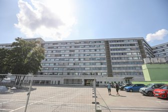 Niners- und Kulturarena im Chemnitzer Zentrum: Was für die Pläne spricht – und was dagegen - Trotz bester Innenstadtlage wird die Fläche hinter der „Parteifalte“ bis heute nur als Parkplatz genutzt.