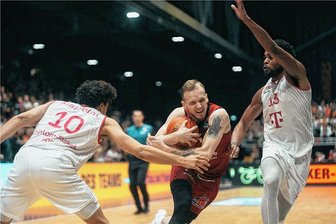 Niners verlieren auch gegen Bonn: Der Knoten löst sich, platzt aber nicht - Alles reingehauen und doch verloren: Die Niners Chemnitz um Arnas Velicka unterlagen am Sonntag Bonn mit 79:81. 