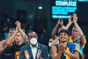 Niners vor Spiel gegen Bayreuth: Die neuen Helden treffen auf einen alten - Da will das Grinsen nicht mehr aus dem Gesicht: Niners-Neuzugang Nelson Weidemann (r.) feiert mit Co-Trainer Virgil Matthews und seinen Mitspielern den Sieg in Hamburg. Am Samstag steht das nächste BBL-Spiel an. 