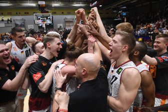 Niners ziehen ins Playoff-Halbfinale ein - Die Niners jubeln über ihren Sieg.