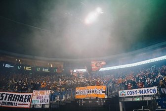 Ninersfans in Berlin: die anderen Sachsen - Mehr als 500 Fans begleiteten die Basketballer der Niners nach Berlin. Alle geimpft oder genesen, alle mit Maske am Platz.