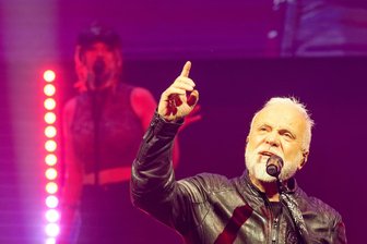 Nino de Angelo versetzt Publikum in der Sparkassen-Arena in Zwickau in Ekstase - Nino de Angelo lieferte in der Sparkassen-Arena eine glanzvolle Show ab.