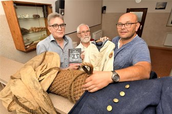 Niobe-Denkmal in Lauenhain: Vermitteln statt verschweigen - Reinhard Saalfeld (l.) hatte kürzlich Mitstreitern und Interessierten, wie Davis Lehmann und dem Heimatforscher Bernd Jentsch (v. r.) aus Lauenhain, seine Ideen zum Umgang mit der Talgut-Historie erläutert.