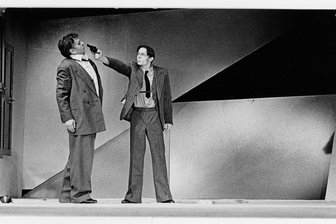 „Nische der Freiheit“: Über das Schauspiel Chemnitz und sein Maß an Widerstand - 1988 inszenierte Frank Castorf Ibsens Klassiker „Der Volksfeind“ am Schauspiel Karl-Marx-Stadt. Szene mit Gerd Preusche (l.) und Kurt Naumann.