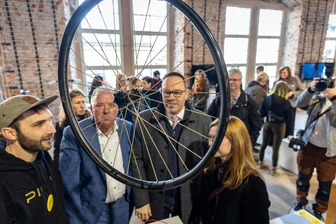 Nische für Elite oder knallharter Wirtschaftsfaktor? Was eine Leistungsschau in Chemnitz über den Wert der sächsischen Kreativwirtschaft sagt - Wirtschaftsminister Dirk Panter (3. von links) interessiert sich für die textilen Speichen der Räder von Pirope aus Chemnitz.