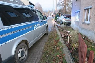 Nissan bricht durch Zaun und rammt Wohnhaus - Erst landete das Auto im Vorgarten, dann an einer Hauswand.