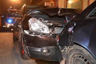 Nissan-Fahrer kracht gegen parkenden Audi in Mittweida - 