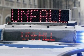 Nissan kollidiert auf A4 mit zwei Leitplanken -