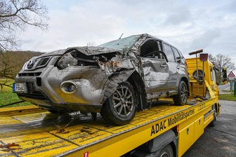 Nissan rammt Strommast: 10.000 Euro Schaden bei Unfall in Leisnig - Der Nissan musste nach dem Unfall abgeschleppt werden.