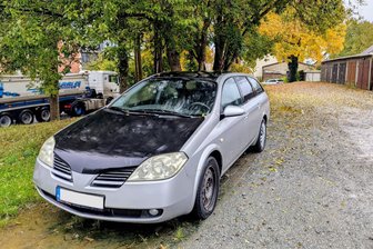 Nissan steht verlassen an Garagenkomplex im Erzgebirge - Gleich oberhalb der B 101 steht in Scheibenberg dieser Nissan mit polnischem Kennzeichen.