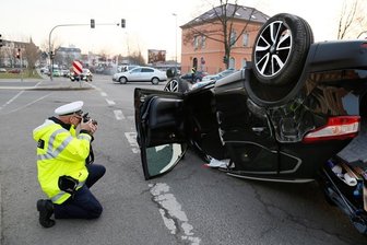 Nissan überschlägt sich nach Kollision -