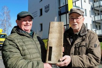 Nistkästen an Woba-Haus angebracht -