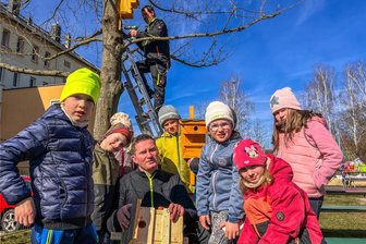 Nistkästen für Vogelpärchen in Großrückerswalde angebracht - Robert Drechsel (Mitte) und Danny May (oben) haben mit Kindern aus dem Hort des „Kunterbunten Spatzennests“ Nistkästen angebracht.