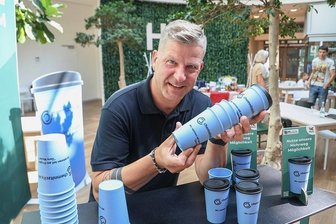 Nix für den Müll: Der neue Chemnitzer Stadt-Becher - Mit diesen Chemnitz-Bechern soll ein neues Mehrwegsystem in der Stadt starten. Umgesetzt wird es von Jens Preißler, der mit seiner Firma Pfandsysteme anbietet.