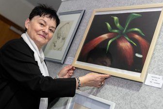Nix mit Nackedeis: Auerbacher Künstler zeigen diesmal nur Jugendfreies - Karla Schwuchow präsentiert sich vielseitig auf der Exposition des Kunstvereins Göltzschtal. Mit Hell-dunkel-Effekten experimentiert sie im Bild „Rot-Grün„.