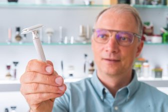 Nobelhobel aus Hundshübel: Dieser Rasierer ist aus fast purem Silber - Geschäftsführer Andreas Müller präsentiert den neuen Rasierhobel, den Mühle nächsten Freitag auf den Markt bringt,