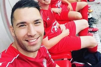 Noch 5 bis Liga 3: Aykut Öztürk drückt die Daumen - Selfie von Aykut Öztürk auf der Bank mit Lukas Wilton, Patrick Wolf und Michael Schlicht (v. l.) in einer Pause beim Fotoshooting.