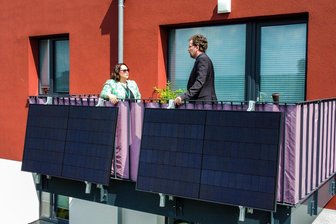 Noch 700.000 Euro für Balkonkraftwerke in Sachsen: So kommen Sie ans Fördergeld - Sommer vorm Balkon: Bei diesem Termin im Juni 2025 warben die SPD-Landtagspolitikerin Simone Lang und Andreas Eichhorst von der Verbraucherzentrale Sachsen für Steckersolaranlagen für Mieter.