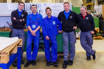 Noch 7800 freie Lehrstellen in Sachsen - Vietnamesen stärken den Berufsnachwuchs - Ein deutsch-vietnamesisches Team bei SLF in Fraureuth: Cao Cong Kieu (2.v. l.) und Quang Anh Dao mit ihren Kollegen Alexander Lunev und Florian Schulze sowie Ausbilder Uwe Holzmüller im Januar 2024. Inzwischen haben die beiden Vietnamesen ausgelernt und arbeiten hier als Zerspanungsmechaniker.