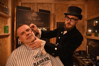 Noch bis Sonntagabend: Das bietet die Historische Schlossweihnacht in Oelsnitz - Ein Barbierstudio gehört seit Jahren zum Ambiente der Historischen Schlossweihnacht.