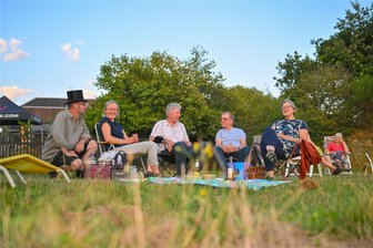 Noch bis zum Sonntagabend: Entspannen auf der Bachwiese in Buchwald - Weihnachtsfeeling im Sommer beim Weihnachtsoratorium. Links ist Organisator André Fritzsch zu sehen.