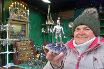 Noch drei Tage – dann öffnet der Freiberger Christmarkt: Wie weit sind die Vorbereitungen gediehen? - Sindy Küchenmeister bietet Zinnfiguren auf dem Freiberger Christmarkt an.