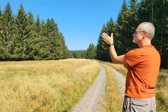 Noch ein Bergbauvorhaben im Westerzgebirge: In Tschechien erhitzt ein Riesen-Steinbruch die Gemüter - Roland Grahsberger an der Stelle im Wald, wo künftig der geplante Steinbruch beginnen könnte. „Wären die Bäume weg, könnte man Johanngeorgenstadt sehen“, sagt er.
