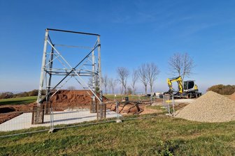 Noch ein Windrad in Reinsdorf? Was an der Bergstraße gebaut wird - Dieser Gitterstumpf steht an der Bergstraße in Reinsdorf. Das fertige Ergebnis soll im Dezember zu sehen sein.