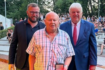 Noch einmal im Rampenlicht - Dietmar Judas wurde beim Parkfest in Hainichen mit der Ehrenplakette des LSB ausgezeichnet. KSB-Geschäftsführer Benjamin Kahlert (l.) und der Hainichener Bürgermeister Dieter Greysinger gratulierten.