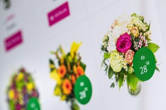 Noch fix Muttertagsblumen online bestellen? 3 Tipps - Blumensträuße überreicht man am besten persönlich. Geht das nicht, bieten sich Online-Shops an.