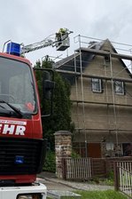 „Noch fünf Minuten bis zum Vollbrand“: Großeinsatz an Wohnhaus in Marienberger Ortsteil - Rund 65 Einsatzkräfte mussten nach Marienberg-Gebirge ausrücken.
