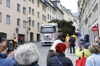 Noch fünf Wochen bis zum Annaberger Weihnachtsmarkt: Termin für Weihnachtsbaum-Transport steht fest - Der Termin für das Aufstellen des Weihnachtsbaums steht fest. Hier ein Bild von 2024.