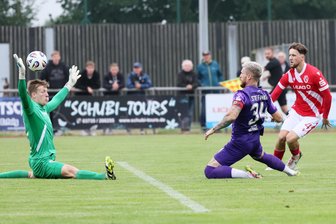 Noch ganz viel Luft nach oben: Erzgebirge Aue gewinnt niveauarmes letztes Testspiel gegen Energie Cottbus - Das 1:0 für den FC Erzgebirge Aue im Testspiel gegen Energie Cottbus: Marvin Stefaniak überwindet Torhüter Elias Bethke.