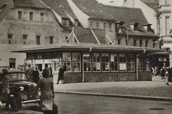 „Noch heute ärgere ich mich“: Wie ein Gewinn von der Zwickauer „Aufbau-Tombola“ verloren ging - Viele erinnern sich noch an den Kiosk der „Aufbau-Tombola“ auf dem Zwickauer Hauptmarkt.