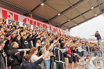 Noch immer kaum zu fassen: Fünf Gründe, warum die Rettung des FSV Zwickau klappte - Start der Spendenkampagne "Fußball gehört den Fans". Als Vorsänger Bluhmi das Spendenziel 500.000 Euro verkündet, mögen viele nicht so recht daran glauben.