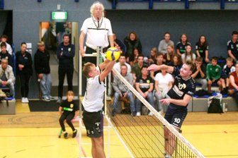 Noch immer sieglose Oelsnitzer Volleyballer laufen als Außenseiter in Delitzsch auf - VSV-Akteur Ben Becher (rechts) und seine Teamkameraden spielen am Samstagabend beim Favoriten Delitzsch.