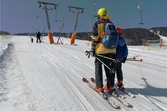 Noch immer volles Skiprogramm am Fichtelberg - In Oberwiesenthal ist Wintersport noch gut möglich.
