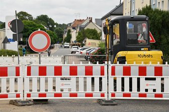 Noch ist die Zufahrt zum Rossmann dicht: Bauarbeiten in Rochlitz vor dem Abschluss - Die Rochlitzer Gärtnerstraße ist an der Kreuzung Bismarckstraße wegen einer Baustelle voll gesperrt.