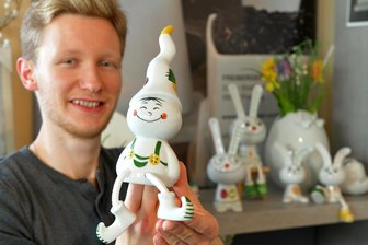 Noch kein Ostergeschenk? Inspiration gibt‘s bei Freiberger Porzellan - Franco Mitzlaff von der Freiberger Porzellan GmbH mit einem beliebten Porzellan-Wichtel.