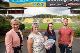 Noch keine Lehrstelle? 200 Unternehmen stellen sich und ihre Berufe bei dieser großen Ausbildungsmesse im Vogtland vor - Sie haben die Ausbildungsmesse 2024 im Plauener Vogtlandstadion vorbereitet: Romy Rosenbaum von der Arbeitsagentur, Martina Kober vom Jobcenter, Sina Krieger von der IHK und Louis Kehl vom VFC (von links).
