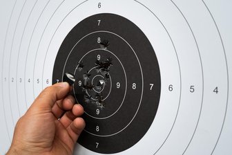 Noch keinen Festbraten im Froster? Erzgebirger schießen mit der Armbrust um die Weihnachtsgans - Um Zielsicherheit und einen Zuschuss für den Weihnachtsbraten geht es diesen Sonnabend beim Schützenverein Schwarzenberg.