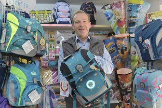 Noch keinen Schulranzen gekauft? Hier werden Eltern in Zwickau fündig – und das sollten sie beachten - Udo Sommer ist Inhaber eines Fachhandels für Bürobedarf. Er berät zum Ranzen-Kauf.