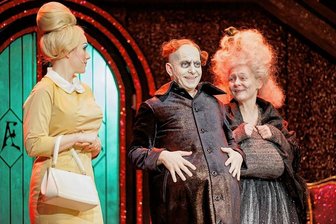 Noch kurzfristig Karten für Erfolgsmusical am Plauener Vogtlandtheater - Eine Szene aus "The Addams Family". 