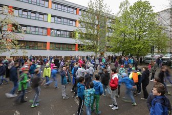 Noch mehr Chemnitzer Schulen auf der Kippe? - Chemnitz hat in den vergangenen Jahren etliche Millionen Euro investiert, um seine Schulen auf Vordermann zu bringen (hier die Heinrich-Heine-Grundschule in Bernsdorf). Weil es in der Stadt immer weniger Kinder gibt, drohen nun erstmals seit vielen Jahren wieder Schulschließungen.