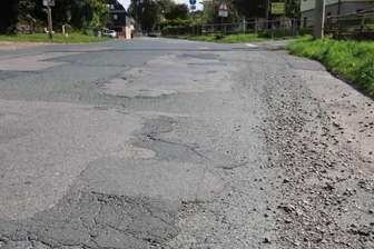 Noch nicht alle Winterschäden auf Mittelsachsens Straßen sind beseitigt - Die Staatsstraße 206 ist im Brand-Erbisdorfer Stadtteil St. Michaelis ein Flickenteppich. 