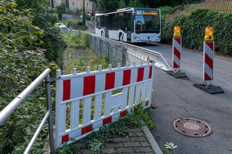 Noch nicht alle Winterschäden in Mittelsachsen behoben - Eine marode Stützwand sorgt an der Waldheimer Straße in Mittweida seit Jahren für eine Einengung der Fahrbahn. Die Trasse steht aber nicht auf der Reparaturliste des Landratsamtes. Aufgrund fehlender Investitionen in das Straßennetz erhöht sich der Bedarf an Instandhaltungsprojekten, wie das Landratsamt jetzt mitteilte. 