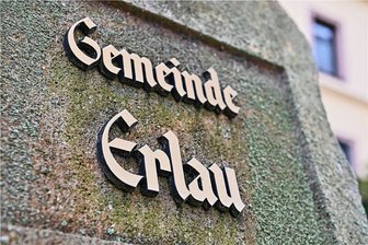 Noch nicht ganz auf dem Trockenen: Das will sich die Gemeinde Erlau 2023 leisten - Der Haushaltsplan der Gemeinde Erlau für 2023 umfasst Investitionen, die sein müssen, wie einen Krippenwagen. Bürgermeister Ahnert nimmt aber auch die steigenden Kosten und Ausgaben für Personal und Dienstleistungen in den Blick. 