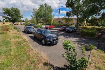 „Noch nicht in Stein gemeißelt“: Im Meeraner Parkplatz-Zoff wird auf Dialog gesetzt - Blick zum Parkplatz am Höhenweg in Meerane: Die Pläne zur Entsiegelung der rund 3000 Quadratmeter großen Fläche stoßen auf Kritik.