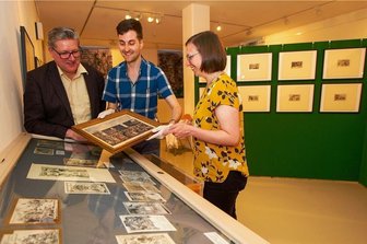 Noch nie gezeigte Hermann-Vogel-Bilder im Vogtlandmuseum zu sehen - Museumschef Martin Salesch, Mitarbeiter Marvin Schaarschmidt und Restauratorin Mariana Zell waren am inhaltlichen Aufbau der neuen Ausstellung im Vogtlandmuseum beteiligt.